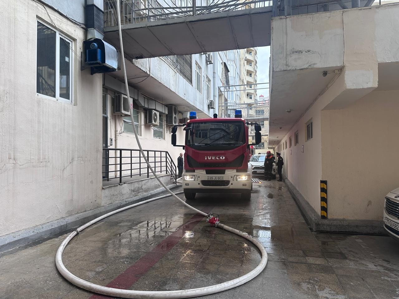 Bakıda yaşayış binasında yanğın söndürüldü - YENİLƏNİB (VİDEO)